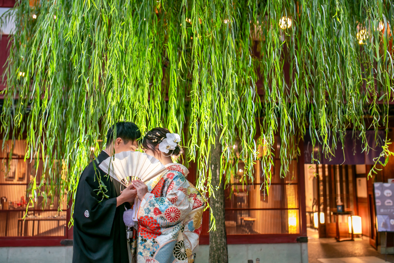 柳ごしのシルエット