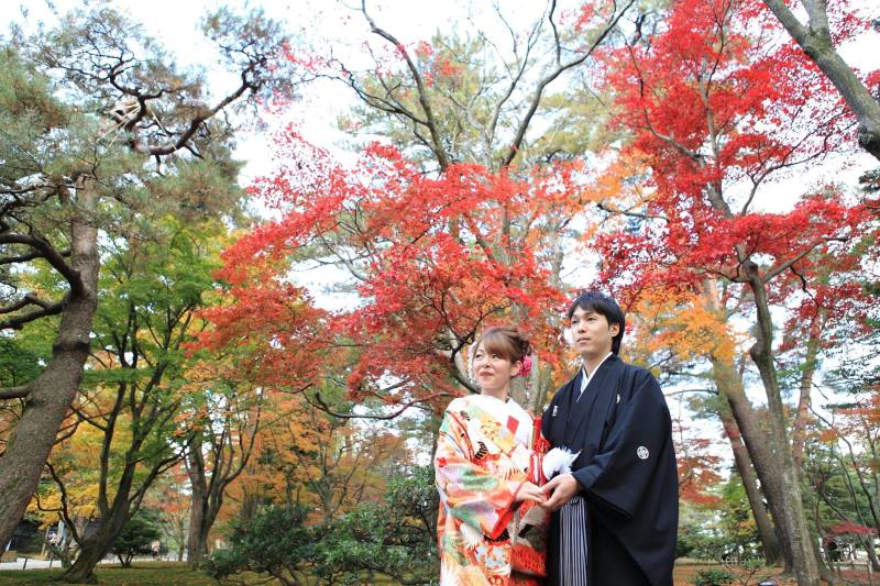 手を取り合いながら