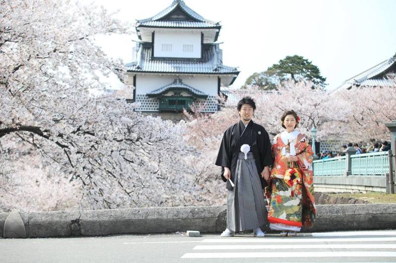 満開桜をバックに