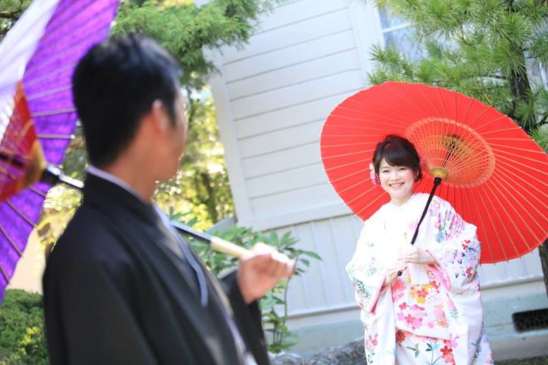 番傘を持ちながら