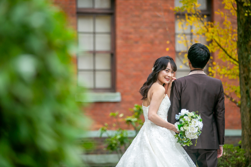 振り向きながら