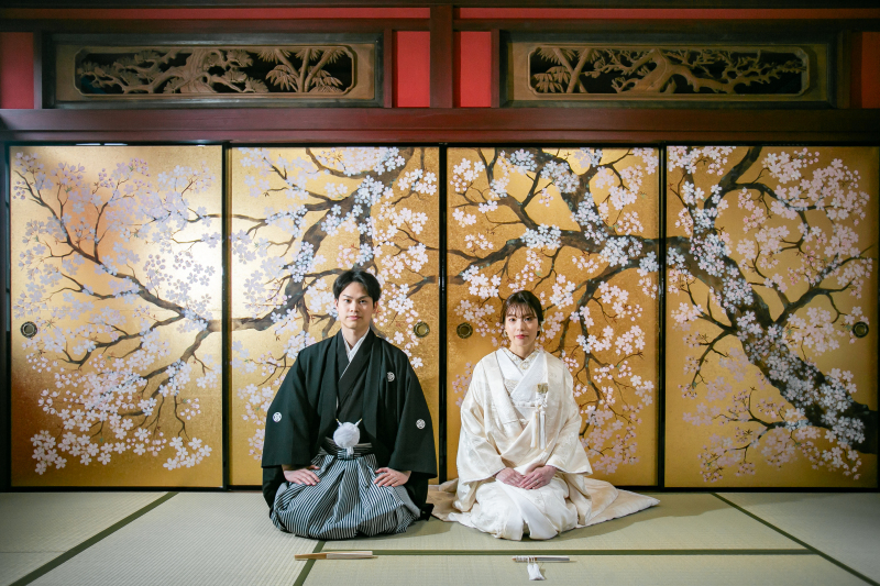 店内スタジオでの金襖正座写真