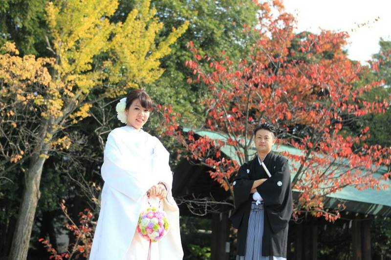 紅葉をバックに