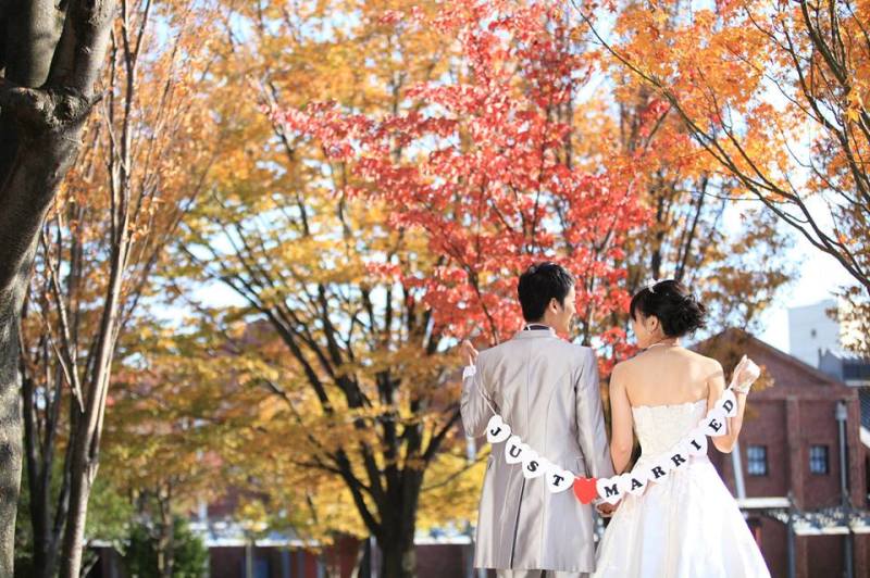 紅葉をバックに