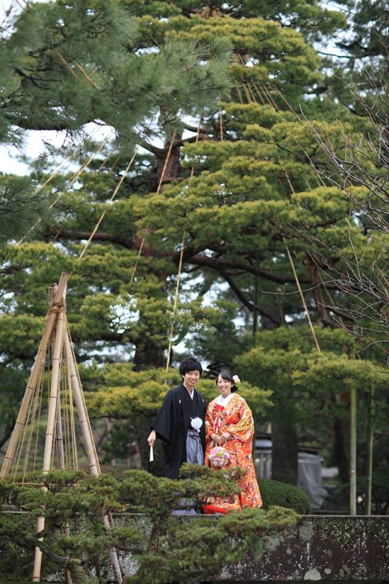 雪吊りをバックに