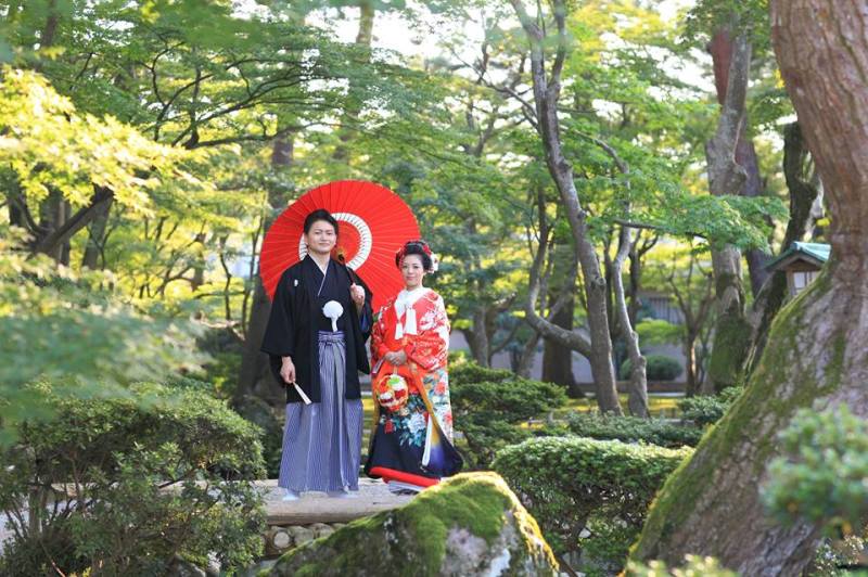 番傘を持ちながら