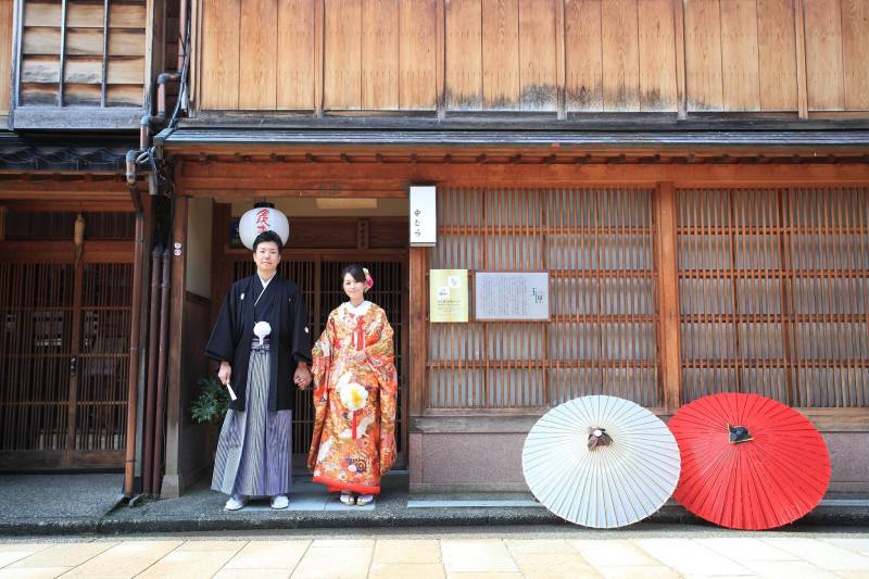 仲良く手を繋いで