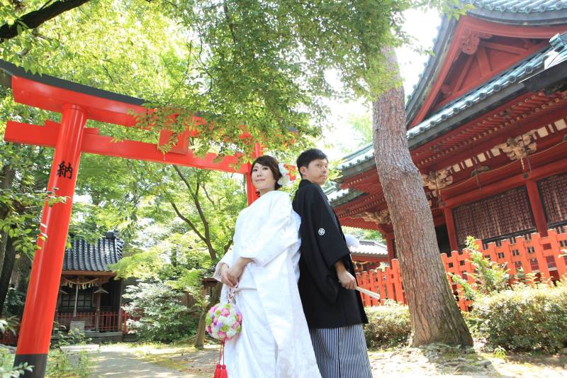 鳥居をバックに