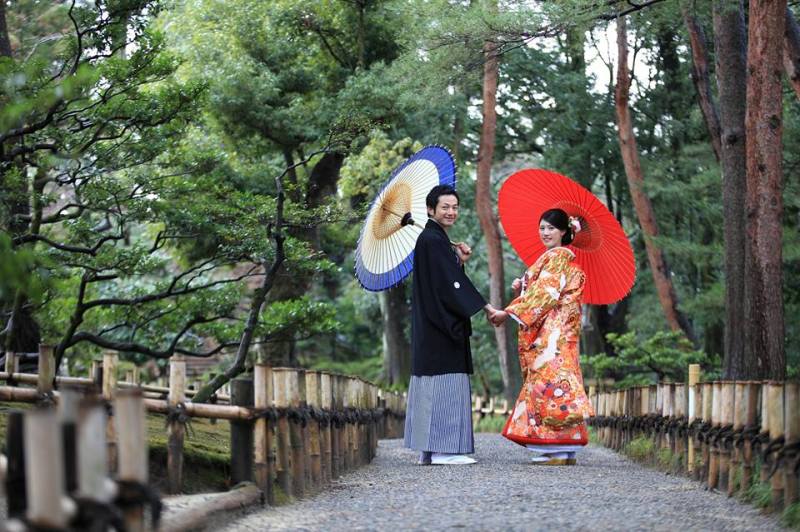 ちらっと振り向きながら