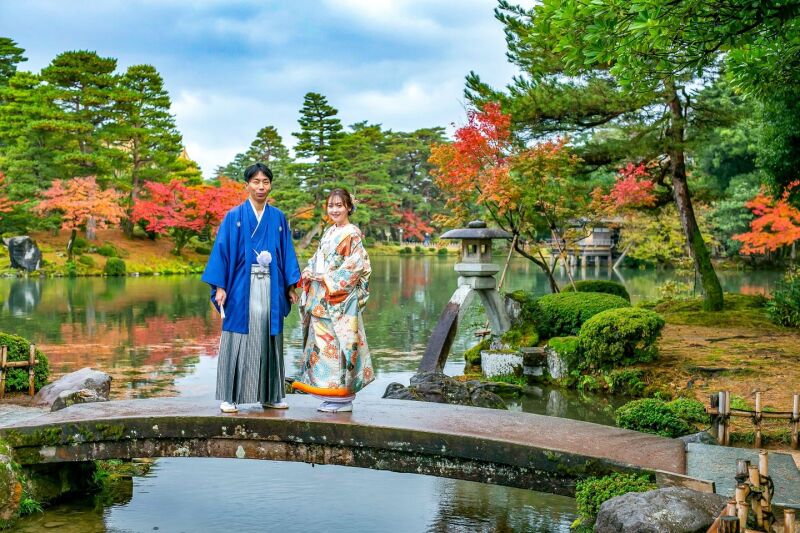 ことじ灯籠と共に紅葉を背景に