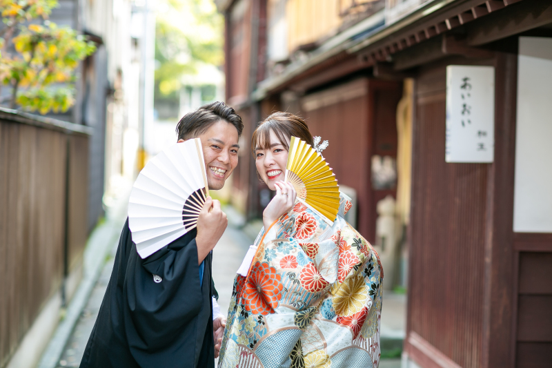 振り向きながら