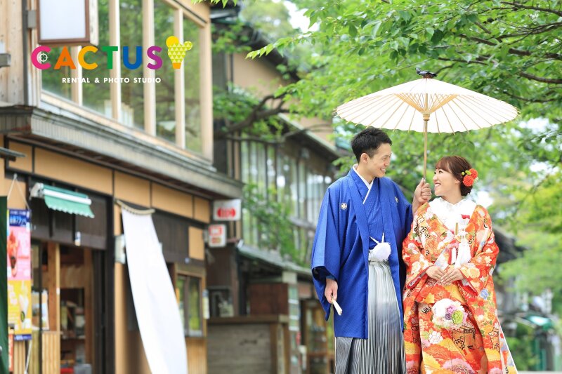 茶店通りで見つめ合いながら