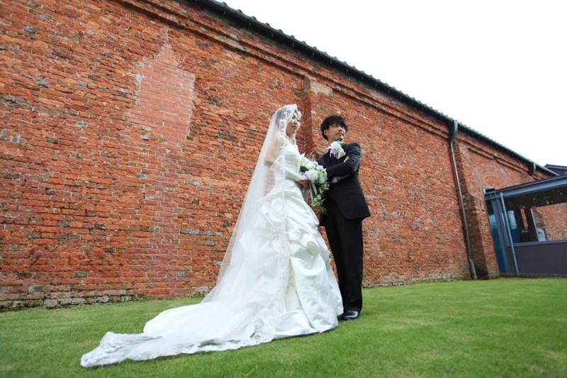 レンガをバックに