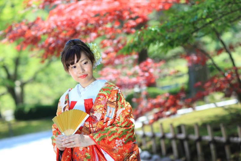 紅葉をバックに