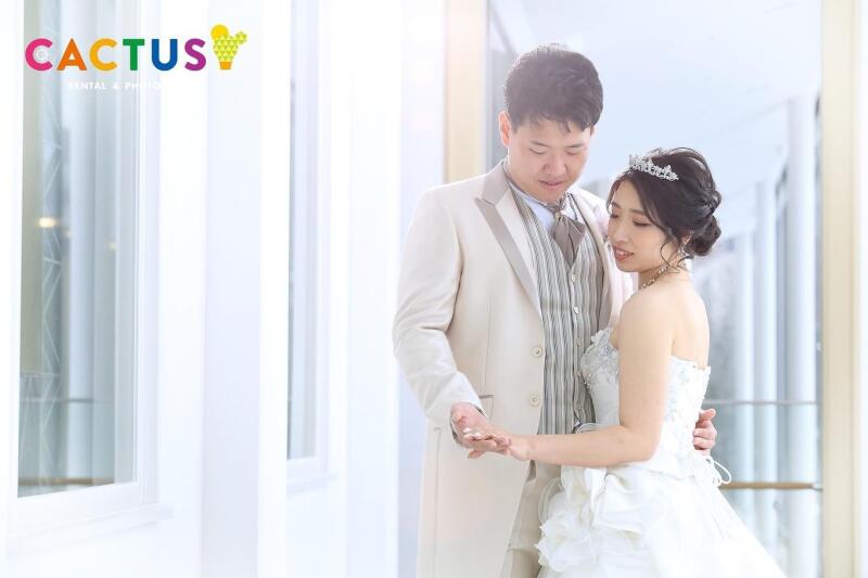 手を取り合いながら