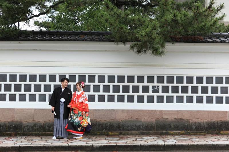 白壁をバックに