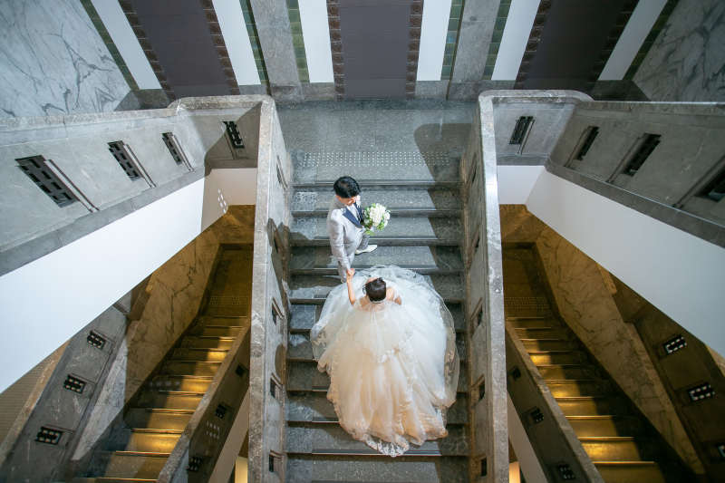 手を取り合いながら