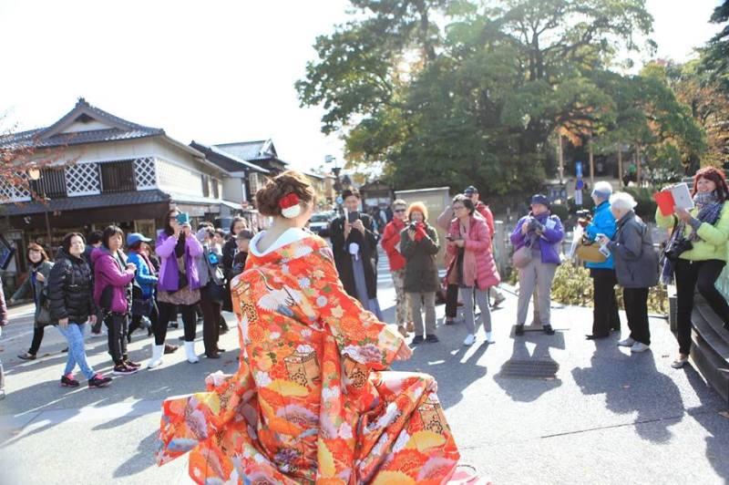 観光客に囲まれて