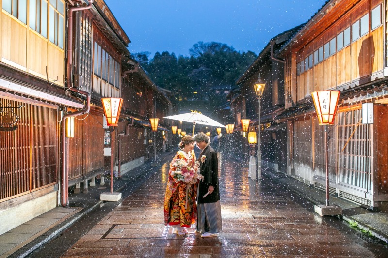 雨の滴る桜の下で