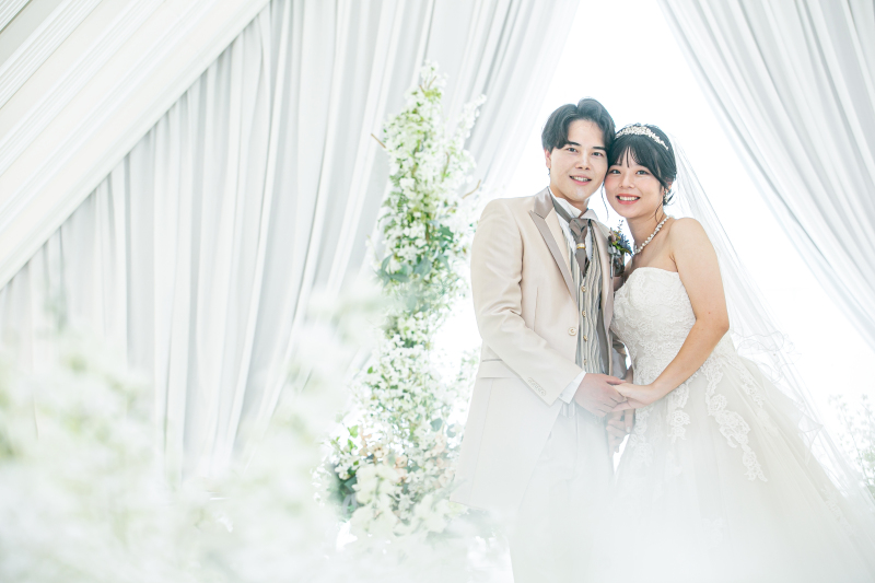 水と光の織りなす白銀のチャペル