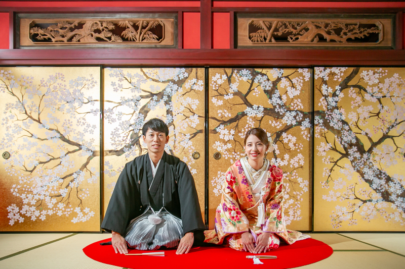 当店オリジナルの絢爛豪華な金箔襖での撮影も可能!
