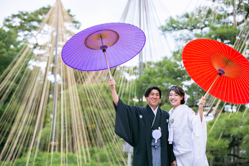 雄大な雪吊りをバックに