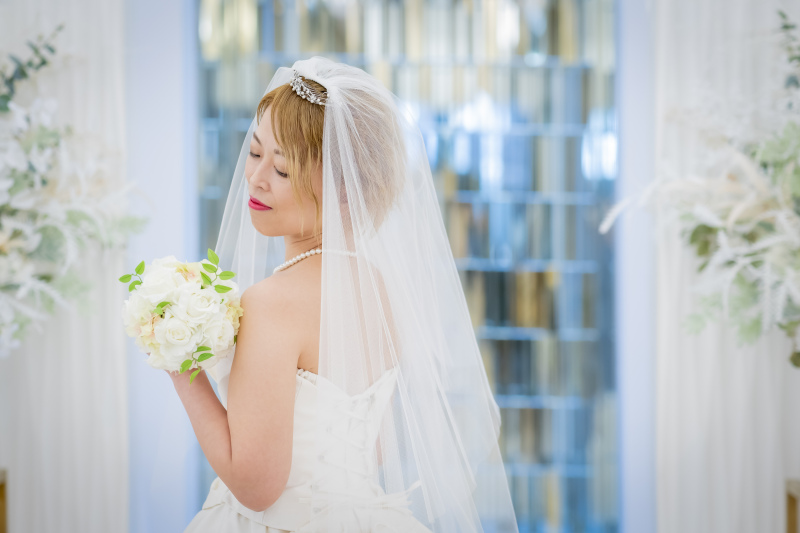 ブーケやベールを使って。