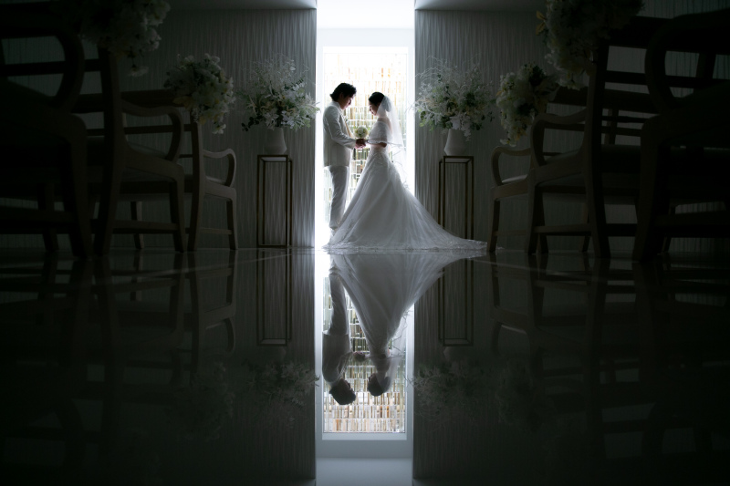 照明を落として…