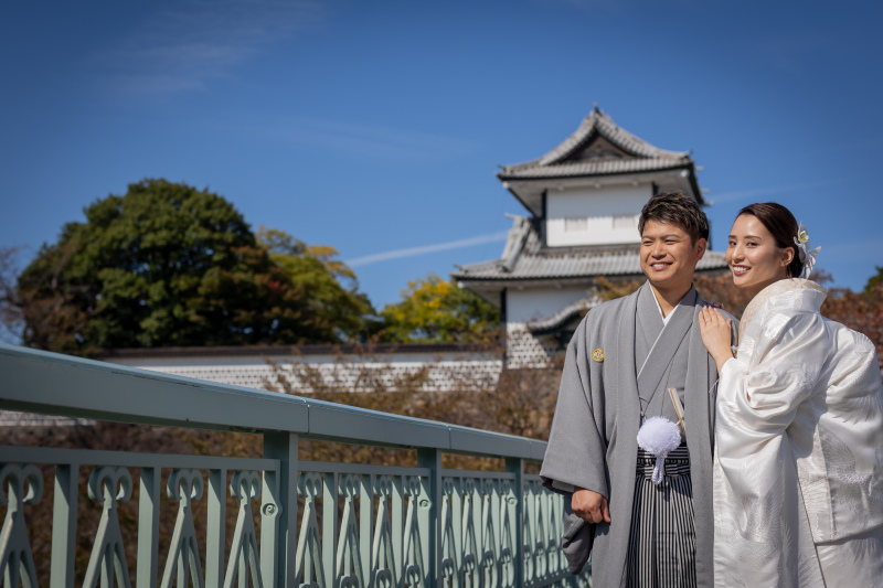 金沢城をバックに