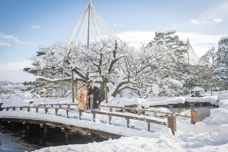雪吊りをバックに