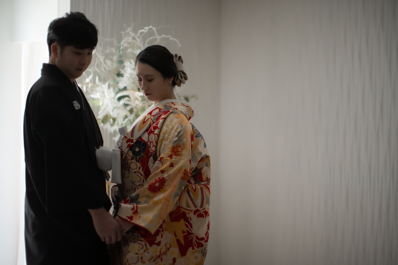 照明を落として…