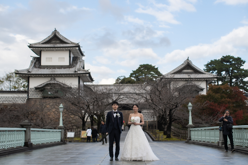 金沢城公園をバックに