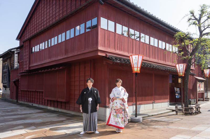 茶屋建築をバックに…