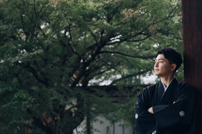 新郎様のソロショットは深緑の中でかっこよく