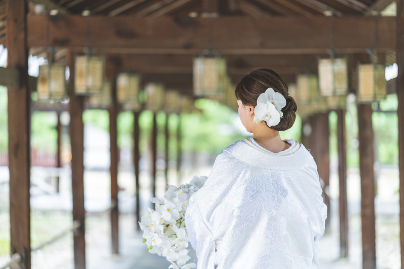 寺院の回廊で和装のバックショット