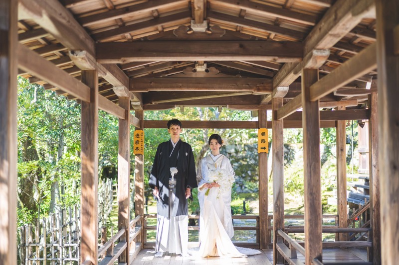 木造の廊下と共に