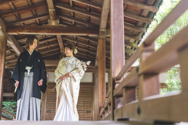 趣感じる廊下ではおふたり見つめあって