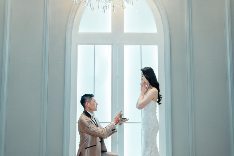 柔らかな光の差し込む大窓でプロポーズシーンを