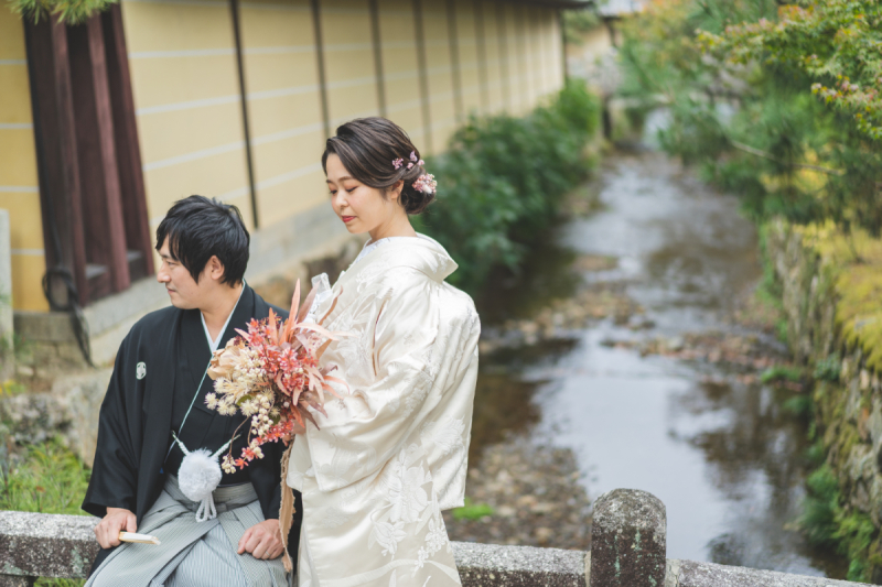 川のせせらぎを背に受けて