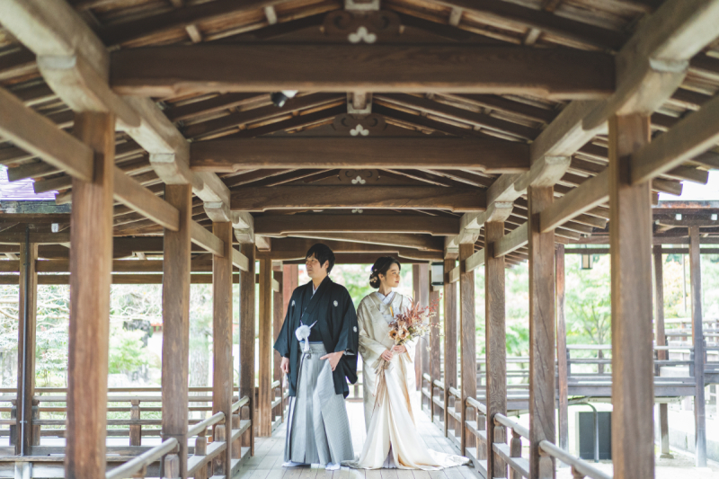 まっすぐに作られた村雨の廊下に並んで
