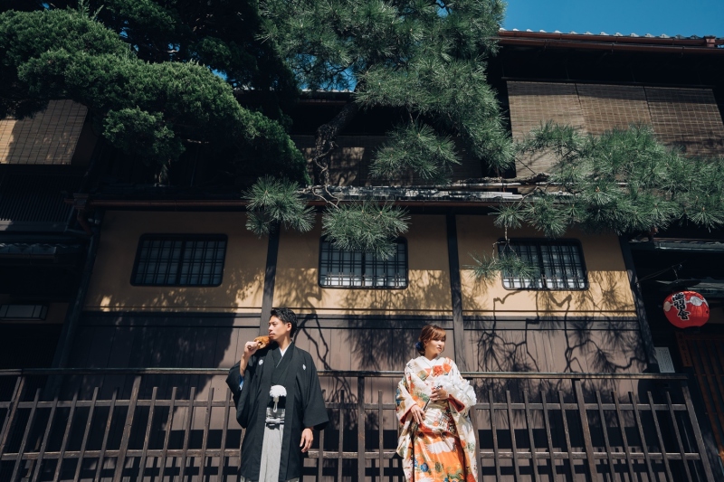 古都京都らしい町並みを背景に