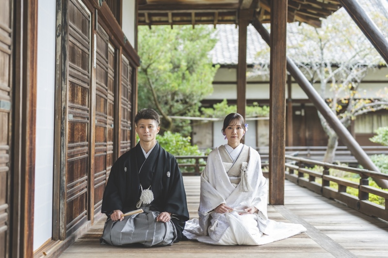 吹き抜けの舞台でのお正座