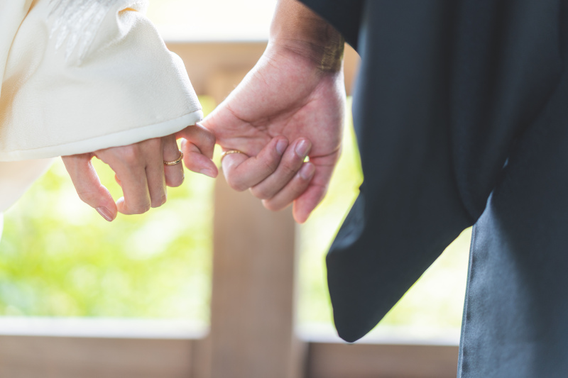 手を繋ぐおふたりのお手元をパシャリ…