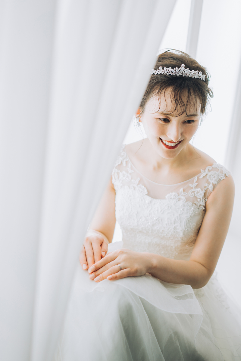 シフォンのカーテンの窓辺で