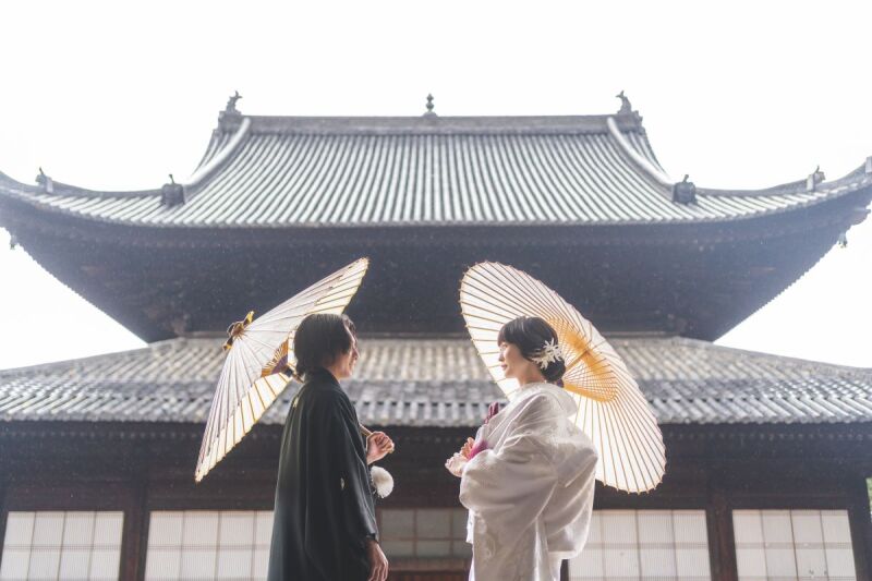 壮大な建物を背景に