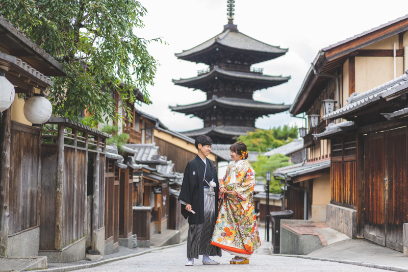 京都のシンボルとしてそびえ立つ五重塔をバックに