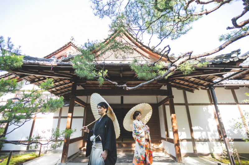 和傘と日本建築が合わさって