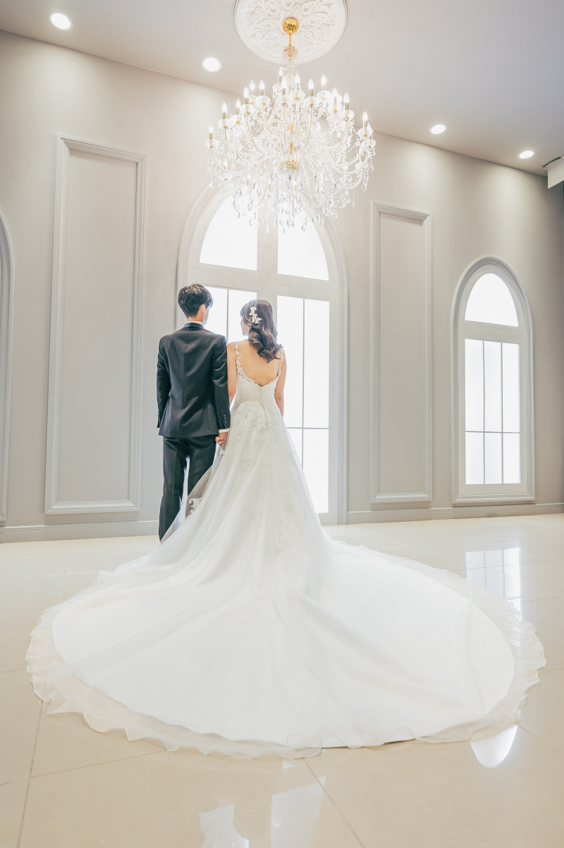 真っ白な衣装が照らされて