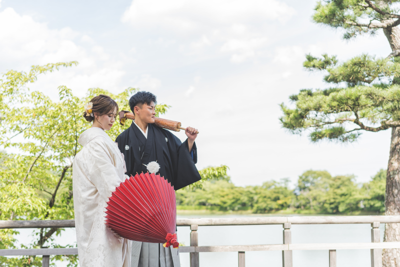 湖のほとりで広く抜けた空と共に