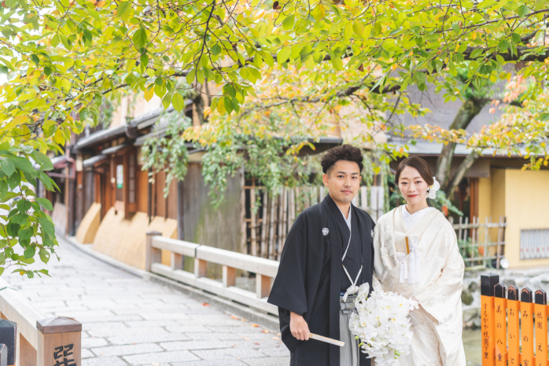 日本建築と緑の豊かな京都の街並みにて